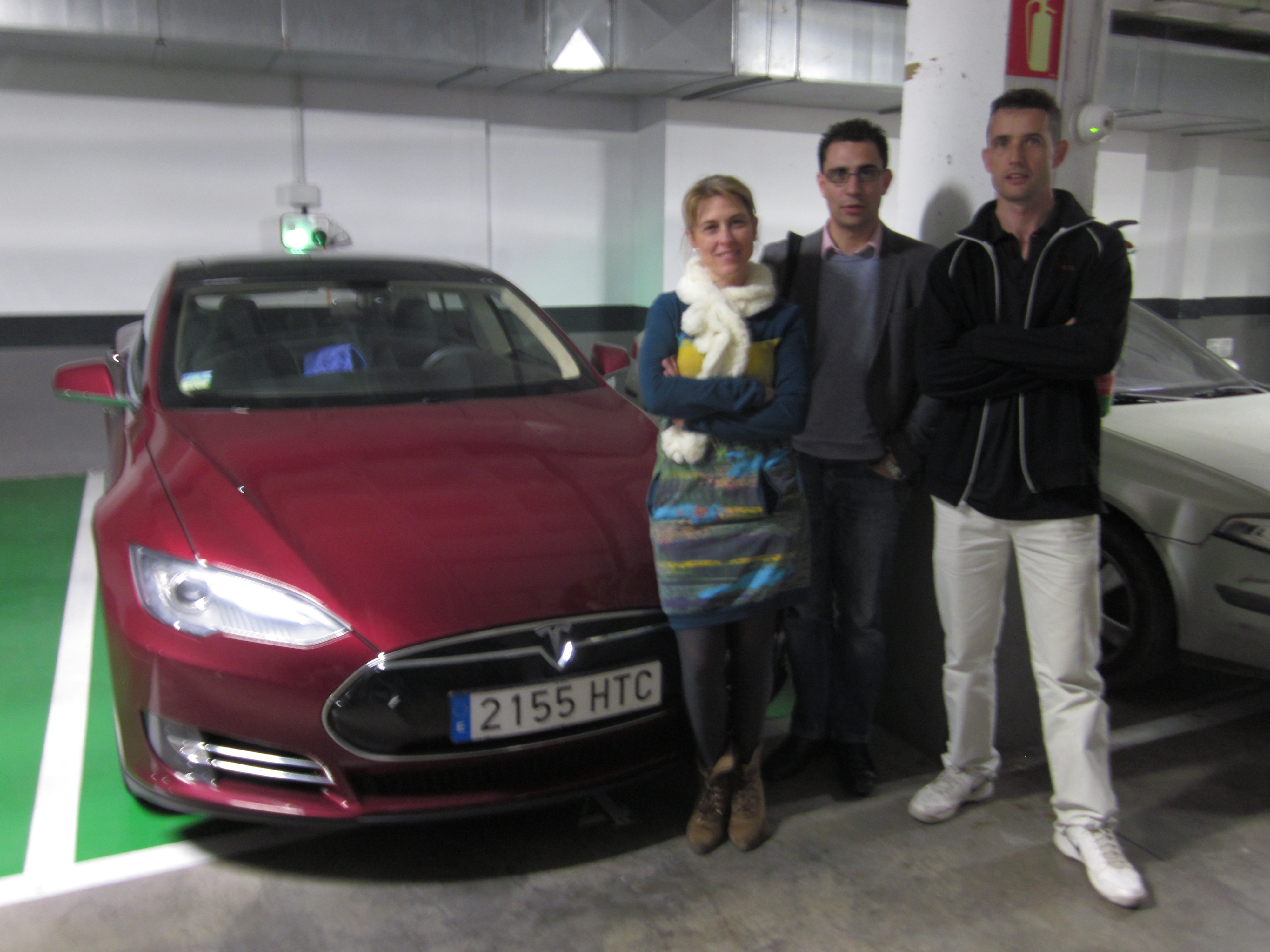 Propietario de un Tesla S en Las Arenas, Valencia, recarga