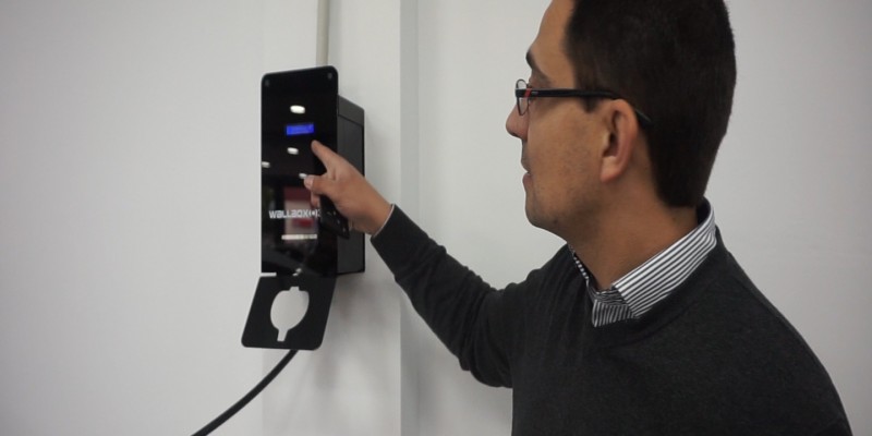 Cargador eléctrico Dark Wallbox con control dinámico de carga